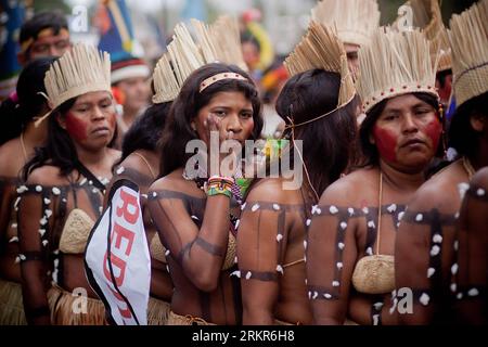 Bildnummer: 58134050  Datum: 21.06.2012  Copyright: imago/Xinhua (120621) -- RIO DE JANEIRO, June 21, 2012 (Xinhua) -- A group of indigenous take part in a protest in Rio de Janeiro, Brazil, on June 21, 2012. Representatives of indigenous peoples from Brazil, Ecuador, Guatemala, Chile, Mexico, Peru and Bolivia, protested in front of the Riocentro Convention Center, where the UN Conference on Sustainable Development Rio+20 is being held. (Xinhua/Pedro Mera) BRAZIL-RIO DE JANEIRO-RIO+20-PROTEST PUBLICATIONxNOTxINxCHN Politik Umweltgipfel Gipfel Demo Protest Indigene Bevölkerung Volksgruppe xjh x Stockfoto