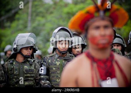 Bildnummer: 58134052  Datum: 21.06.2012  Copyright: imago/Xinhua (120621) -- RIO DE JANEIRO, June 21, 2012 (Xinhua) -- Riot policemen stand guard in front of a group of indigenous during a protest in Rio de Janeiro, Brazil, on June 21, 2012. Representatives of indigenous peoples from Brazil, Ecuador, Guatemala, Chile, Mexico, Peru and Bolivia, protested in front of the Riocentro Convention Center, where the UN Conference on Sustainable Development Rio+20 is being held. (Xinhua/Pedro Mera) BRAZIL-RIO DE JANEIRO-RIO+20-PROTEST PUBLICATIONxNOTxINxCHN Politik Umweltgipfel Gipfel Demo Protest Indig Stockfoto