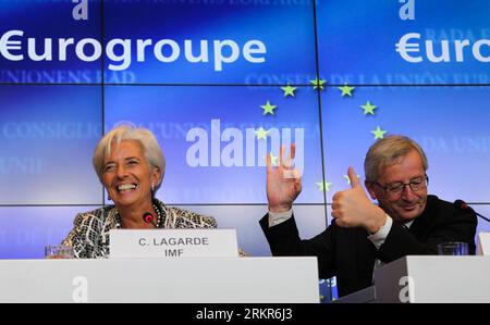 Bildnummer: 58133989  Datum: 21.06.2012  Copyright: imago/Xinhua (120621) -- LUXEMBOURG, June 21, 2012 (Xinhua) -- Luxembourg Prime Minister and Eurogroup President Jean-Claude Juncker (R) gestures during a joint press conference with International Monetary Fund (IMF) Managing Director Christine Lagarde (L) and European Economic and Monetary Affairs Commissioner Olli Rehn (not pictured) after a Eurogroup finance ministers meeting in Luxembourg, on June 21, 2012. (Xinhua/Yan Ting) LUXEMBOURG-EUROGROUP-FINANCE-PRESS CONFERENCE PUBLICATIONxNOTxINxCHN People Politik Finanzminister Finanzministertr Stock Photo