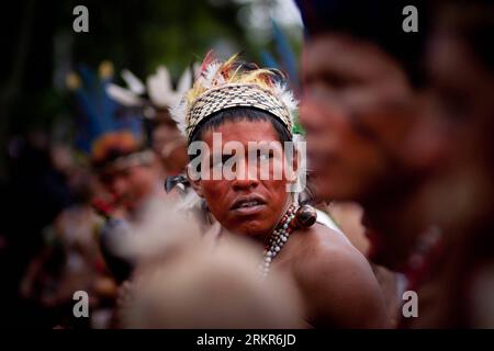 Bildnummer: 58134049  Datum: 21.06.2012  Copyright: imago/Xinhua (120621) -- RIO DE JANEIRO, June 21, 2012 (Xinhua) -- A group of indigenous take part in a protest in Rio de Janeiro, Brazil, on June 21, 2012. Representatives of indigenous peoples from Brazil, Ecuador, Guatemala, Chile, Mexico, Peru and Bolivia, protested in front of the Riocentro Convention Center, where the UN Conference on Sustainable Development Rio+20 is being held. (Xinhua/Pedro Mera) BRAZIL-RIO DE JANEIRO-RIO+20-PROTEST PUBLICATIONxNOTxINxCHN Politik Umweltgipfel Gipfel Demo Protest Indigene Bevölkerung Volksgruppe xjh x Stockfoto