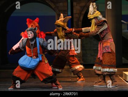 Bildnummer: 58138649  Datum: 22.06.2012  Copyright: imago/Xinhua (120622) -- TAIPEI, June 22, 2012 (Xinhua) -- Actors perform the reasoning musical Puzzled during a press conference in Taipei, southeast China s Taiwan, June 22, 2012. The Puzzled , which incorporates animation and live actions, was performed at the City Stage in Taipei on Friday. (Xinhua/Hou Dongtao) (mcg) CHINA-TAIPEI-REASONING MUSICAL PUZZLED (CN) PUBLICATIONxNOTxINxCHN Kultur Entertainment Musical x0x xst 2012 quer      58138649 Date 22 06 2012 Copyright Imago XINHUA  Taipei June 22 2012 XINHUA Actors perform The reasoning M Stockfoto