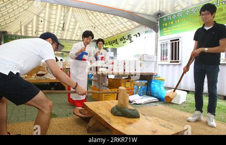 Bildnummer: 58139045 Datum: 22.06.2012 Copyright: imago/Xinhua (120622) -- GANGNEUNG, 22. Juni 2012 (Xinhua) -- Besucher lernen beim Dano Festival in Gangneung, Südkorea, am 22. Juni 2012, traditionelle Speisen zu machen. Das Dano Festival, ein traditioneller koreanischer Feiertag, der auf den 5. Des fünften Monats des koreanischen Mondkalenders fällt, wird dieses Jahr vom 20. Juni bis zum 27. Juni in Gangneung gefeiert. (Xinhua/Yao Qilin) (lyx) SÜDKOREA-GANGNEUNG-DANO FESTIVAL PUBLICATIONxNOTxINxCHN Gesellschaft fest Südkorea x0x xst 2012 quer 58139045 Datum 22 06 2012 Copyright Imago XINHUA Gangneung 22. Juni Stockfoto