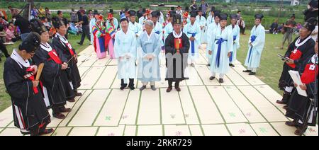 Bildnummer: 58139047  Datum: 22.06.2012  Copyright: imago/Xinhua (120622) -- GANGNEUNG, June 22, 2012 (Xinhua) -- attend a ceremony to offer sacrifice to God during the Dano Festival in Gangneung, South Korea, June 22, 2012. The Dano Festival, a Korean traditional holiday that falls on 5th of the fifth month of the lunar Korean calendar, are celebrated this year from June 20 to June 27 in Gangneung. (Xinhua/Yao Qilin) (lyx) SOUTH KOREA-GANGNEUNG-DANO FESTIVAL PUBLICATIONxNOTxINxCHN Gesellschaft Fest Südkorea x0x xst 2012 quer      58139047 Date 22 06 2012 Copyright Imago XINHUA  Gangneung June Stock Photo