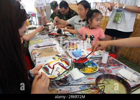 Bildnummer: 58139048  Datum: 22.06.2012  Copyright: imago/Xinhua (120622) -- GANGNEUNG, June 22, 2012 (Xinhua) -- Visitors make traditional masks during the Dano Festival in Gangneung, South Korea, June 22, 2012. The Dano Festival, a Korean traditional holiday that falls on 5th of the fifth month of the lunar Korean calendar, are celebrated this year from June 20 to June 27 in Gangneung. (Xinhua/Yao Qilin) (lyx) SOUTH KOREA-GANGNEUNG-DANO FESTIVAL PUBLICATIONxNOTxINxCHN Gesellschaft Fest Südkorea x0x xst 2012 quer      58139048 Date 22 06 2012 Copyright Imago XINHUA  Gangneung June 22 2012 XIN Stock Photo