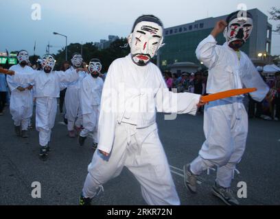 Bildnummer: 58139049 Datum: 22.06.2012 Copyright: imago/Xinhua (120622) -- GANGNEUNG, 22. Juni 2012 (Xinhua) -- Teilnahme an einer Zeremonie zur Begrüßung Gottes während des Dano Festivals in Gangneung, Südkorea, 22. Juni 2012. Das Dano Festival, ein traditioneller koreanischer Feiertag, der auf den 5. Des fünften Monats des koreanischen Mondkalenders fällt, wird dieses Jahr vom 20. Juni bis zum 27. Juni in Gangneung gefeiert. (Xinhua/Yao Qilin) (lyx) SÜDKOREA-GANGNEUNG-DANO FESTIVAL PUBLICATIONxNOTxINxCHN Gesellschaft fest Südkorea x0x xst 2012 quer 58139049 Datum 22 06 2012 Copyright Imago XINHUA Gangneung 22. Juni 2012 XI Stockfoto