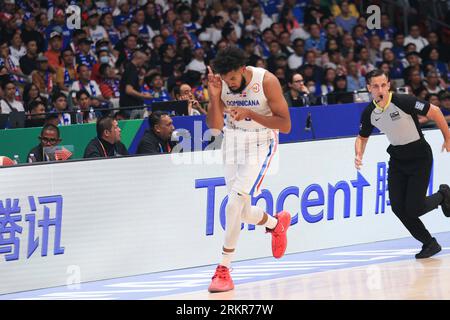 Bocaue, Bulacan, Philippinen. 25. August 2023. Karl Anthony Towns (32, weiß) feiert, nachdem er während des Basketballspiels gegen die Philippinen ein Triple umgewandelt hatte. Die Dominikanische Republik diente als Spoiler und überlebte die Philippinen 87-81 während ihres FIBA Basketball World Cup Gruppenspiels. (Bild: © Dennis Jerome Acosta/Pacific Press via ZUMA Press Wire) NUR REDAKTIONELLE VERWENDUNG! Nicht für kommerzielle ZWECKE! Quelle: ZUMA Press, Inc./Alamy Live News Stockfoto