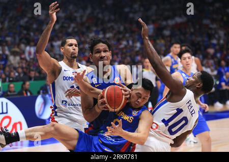 Bocaue, Bulacan, Philippinen. 25. August 2023. Junemar Fajardo (15, Blue) und Earl Scottie Thompson (8, Blue) sichern sich den Rückzug über ihre dominikanischen Gegner. Die Dominikanische Republik diente als Spoiler und überlebte die Philippinen 87-81 während ihres FIBA Basketball World Cup Gruppenspiels. (Bild: © Dennis Jerome Acosta/Pacific Press via ZUMA Press Wire) NUR REDAKTIONELLE VERWENDUNG! Nicht für kommerzielle ZWECKE! Quelle: ZUMA Press, Inc./Alamy Live News Stockfoto