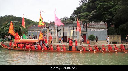 Bildnummer: 58141429  Datum: 23.06.2012  Copyright: imago/Xinhua (120623) -- HONG KONG, June 23, 2012 (Xinhua) -- A dragon boat prepares to carry a deity statue from the Yeung Hau Temple during the Deities Parade, a local Dragon Boat Festival celebration, in Tai O village, Lantau Island, south China s Hong Kong Special Administrative Region, June 23, 2012. Dragon boats from the village s three fishers associations took part in the Deities Parade here on Saturday to celebrate the Dragon Boat Festival, which is observed on the fifth day of the fifth month of the Chinese lunar calendar. The Deiti Stock Photo