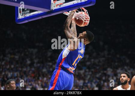 Bocaue, Bulacan, Philippinen. 25. August 2023. Jamie Malonzo (13, blau) konvertierte einen Breakaway Dunk während ihres Basketballspiels gegen die Dominikanische Republik. Die Dominikanische Republik diente als Spoiler und überlebte die Philippinen, 87-81 während ihres FIBA Basketball World Cup Gruppenspiels. (Bild: © Dennis Jerome Acosta/Pacific Press via ZUMA Press Wire) NUR REDAKTIONELLE VERWENDUNG! Nicht für kommerzielle ZWECKE! Quelle: ZUMA Press, Inc./Alamy Live News Stockfoto