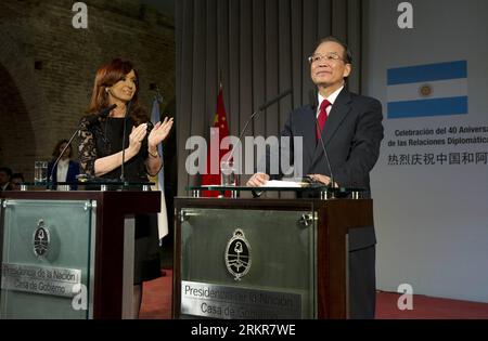 (120625) -- BUENOS AIRES, June 25, 2012 (Xinhua) -- Chinese Premier Wen Jiabao (R) speaks while Argentine President Cristina Fernandez de Kirchner applauds during an event celebrating the 40th anniversary of the establishment of the diplomatic ties between China and Argentina, in Buenos Aires, capital of Argentina, June 24, 2012. (Xinhua/Li Xueren) (llp) ARGENTINA-CHINA-WEN JIABAO-Cristina Fernandez de Kirchner-CELEBRATION (CN) PUBLICATIONxNOTxINxCHN   Buenos Aires June 25 2012 XINHUA Chinese Premier Wen Jiabao r Speaks while Argentine President Cristina Fernandez de Kirchner applaud during to Stock Photo