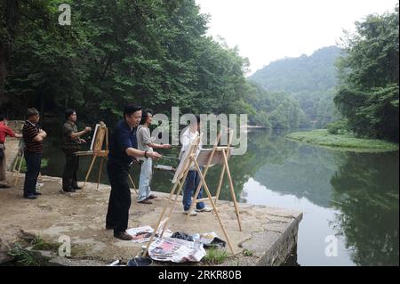 Bildnummer: 58146184  Datum: 18.06.2012  Copyright: imago/Xinhua (120625) -- GUIYANG, June 25, 2012 (Xinhua) -- Painters work on their oil paintings alongside the Xiaoche River in Guiyang, capital of southwest China s Guizhou Province, June 18, 2012. Located in Nancaoba Village in the southern suburb of Guiyang, the painters village held its inauguation ceremony this May with the support of the local residents. Newly established as it is, the village attracted many professional painters with its peaceful environment, artistic breath and low rent. (Xinhua/Qiao Qiming) (lmm) CHINA-GUIYANG-PAINTE Stock Photo