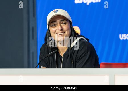 Ons Jabeur aus Tunesien spricht während des US Open Player Media Day vor dem Turnierstart im Billy Jean King Tennis Center in New York am 25. August 2023 mit der Presse Stockfoto