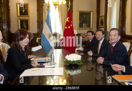 (120625) -- BUENOS AIRES, June 25, 2012 (Xinhua) -- Chinese Premier Wen Jiabao (1st R) meets with Argentine President Cristina Fernandez de Kirchner (1st L) in Buenos Aires, capital of Argentina, June 25, 2012. (Xinhua/Li Xueren) (zkr) ARGENTINA-CHINA-WEN JIABAO-MEETING PUBLICATIONxNOTxINxCHN   Buenos Aires June 25 2012 XINHUA Chinese Premier Wen Jiabao 1st r Meets With Argentine President Cristina Fernandez de Kirchner 1st l in Buenos Aires Capital of Argentina June 25 2012 XINHUA left Xueren CCR Argentina China Wen Jiabao Meeting PUBLICATIONxNOTxINxCHN Stock Photo