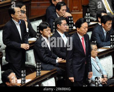 Bildnummer: 58151366  Datum: 26.06.2012  Copyright: imago/Xinhua (120626) -- TOKYO, June 26, 2012 (Xinhua) -- Former Japan s Prime Minister Hatoyama Yukio (1st,R) votes during a lower house plenary session in Tokyo, June 26, 2012. Japan s House of Representatives on Tuesday passed the controversial tax bills which were supported by Prime Minister YoshihikocNoda but were opposed by a group of democrats. (Xinhua/Ma Ping) (zyw) JAPAN-TOKYO-LOWER HOUSE-TAX BILLS-VOTE PUBLICATIONxNOTxINxCHN People Politik x1x xst 2012 quer     58151366 Date 26 06 2012 Copyright Imago XINHUA  Tokyo June 26 2012 XINH Stock Photo