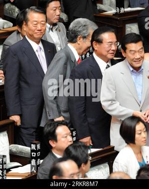 Bildnummer: 58151365 Datum: 26.06.2012 Copyright: imago/Xinhua (120626) -- TOKIO, 26. Juni 2012 (Xinhua) -- der ehemalige Führer der Demokratischen Partei Japans Ichiro Ozawa (1., L) wartet auf die Abstimmung während einer Plenarsitzung im Unterhaus in Tokio, 26. Juni 2012. Das japanische Repräsentantenhaus verabschiedete am Dienstag die umstrittenen Steuergesetze, die von Premierminister YoshihikocNoda unterstützt wurden, aber von einer Gruppe von demokraten abgelehnt wurden. (Xinhua/Ma Ping) (zyw) JAPAN-TOKIO-LOWER HOUSE-TAX BILL-VOTE PUBLICATIONxNOTxINxCHN People Politik x1x xst 2012 hoch 58151365 Datum 26 06 2012 Copyright Imago XINHUA Tokio Stockfoto