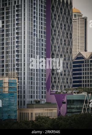 Bangkok, Thailand - 16 Jul 2023 - Wolkenkratzer moderner Bürogebäude im Blick auf die Stadt. Das moderne architektonische Äußere der Central Business distr Stockfoto