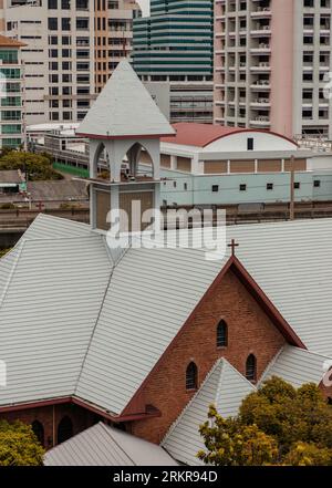 Bangkok, Thailand - 16. Juli 2023 - die christliche Kirche ist umgeben von modernen architektonischen Außengebäuden. Platz für Text, selektiver Fokus. Stockfoto