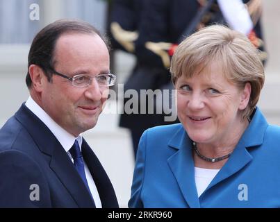 Bildnummer: 58156973 Datum: 27.06.2012 Copyright: imago/Xinhua (120627) -- PARIS, 27. Juni 2011 (Xinhua) -- der französische Präsident Francois Hollande (L) begrüßt die deutsche Kanzlerin Angela Merkel am 27. Juni 2012 im Präsidentenpalast Elysee in Paris, Frankreich, am Vorabend des EU-Gipfels in Brüssel. Hollande und Merkel haben sich hier am Mittwochabend getroffen, um erneut zu versuchen, den Spalt zu überbrücken und konkrete Instrumente zur Lösung der Schuldenkrise auszuhacken, da Europa am Rande ist. (Xinhua/Gao Jing) FRANCE-PARIS-HOLLANDE-MERKEL-MEETING PUBLICATIONxNOTxINxCHN People Politik Premiere xbs x0x 2012 quer 58156973 Stockfoto