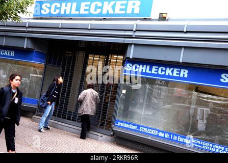 Bildnummer: 58156994  Datum: 27.06.2012  Copyright: imago/Xinhua (120627) -- BERLIN, June 27, 2012 (Xinhua) -- Pedestrians look inside a just-closed Schlecker chain store through the railings, on Schoenhauser Avenue, in downtown Berlin, Germany, June 27, 2012. The last 2,800 stores of the bankrupt chain store Schlecker ended up closing on Wednesday, marking the once well-known brand name a history. (Xinhua/Pan Xu) (srb) GERMANY-BERLIN-ECONOMY-CHAIN STORE-CLOSURE PUBLICATIONxNOTxINxCHN Wirtschaft Einzelhandel Drogerie geschlossen Schliessung Insolvenz premiumd xbs x0x 2012 quer      58156994 Da Stockfoto
