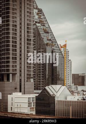 Bangkok, Thailand - 16 Jul 2023 - Wolkenkratzer moderner Bürogebäude im Blick auf die Stadt. Das moderne architektonische Äußere der Central Business distr Stockfoto