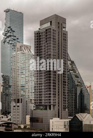 Bangkok, Thailand - 16 Jul 2023 - Wolkenkratzer moderner Bürogebäude im Blick auf die Stadt. Das moderne architektonische Äußere der Central Business distr Stockfoto