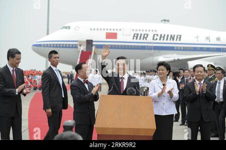 (120629) -- HONG KONG, June 29, 2012 (Xinhua) -- Chinese President Hu Jintao (C) waves upon his arrival at Hong Kong International Airport in Hong Kong, south China, June 29, 2012. Chinese President Hu Jintao arrived here Friday to attend the celebrations marking the 15th anniversary of Hong Kong s return to the motherland and the swearing-in ceremony of the fourth-term government of the Hong Kong Special Administrative Region (HKSAR). (Xinhua/Xie Huanchi) (lfj) CHINA-HONG KONG-15TH ANNIVERSARY-HU JINTAO-ARRIVAL (CN) PUBLICATIONxNOTxINxCHN Stock Photo