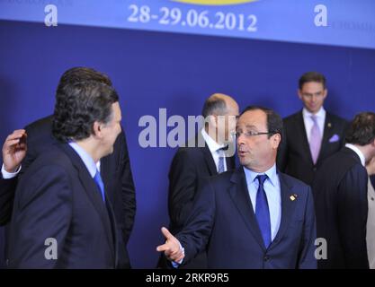 Bildnummer: 58160133  Datum: 28.06.2012  Copyright: imago/Xinhua (120628) -- BRUSSELS, June 28, 2012 (Xinhua) -- French President Francois Hollande (R) talks with European Commission President Jose Manuel Barroso during a family photo session after a meeting of European Union leaders for the EU summit at EU s headquarters in Brussels, capital of Belgium, on June 28, 2012. European leaders are expected to focus on boosting growth and building a stronger Economic and Monetary Union (EMU) during the summit on Thursday and Friday. (Xinhua/Ye Pingfan) (ypf) BELGIUM-EU-SUMMIT-FAMILY PHOTO PUBLICATIO Stock Photo