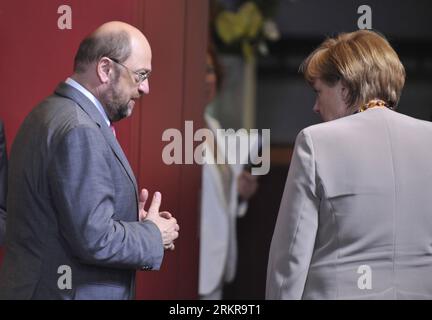 (120628) -- BRUSSELS, June 28, 2012 (Xinhua) -- European Parliament President Martin Schulz (L) talks with German Chancellor Angela Merkel during a family photo session after a meeting of European Union leaders for the EU summit at EU s headquarters in Brussels, capital of Belgium, on June 28, 2012. European leaders are expected to focus on boosting growth and building a stronger Economic and Monetary Union (EMU) during the summit on Thursday and Friday. (Xinhua/Ye Pingfan) (ypf) BELGIUM-EU-SUMMIT-FAMILY PHOTO PUBLICATIONxNOTxINxCHN   120628 Brussels June 28 2012 XINHUA European Parliament Pre Stock Photo