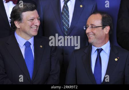 Bildnummer: 58160143 Datum: 28.06.2012 Copyright: imago/Xinhua (120628) -- BRÜSSEL, 28. Juni 2012 (Xinhua) -- der französische Präsident Francois Hollande (R) spricht mit Kommissionspräsident José Manuel Barroso im Rahmen einer Fotosession mit der Familie nach einem Treffen der Staats- und Regierungschefs der Europäischen Union zum EU-Gipfel am 28. Juni 2012 in Brüssel, der belgischen Hauptstadt. Die europäischen Staats- und Regierungschefs sollen sich auf dem Gipfel am Donnerstag und Freitag auf die Förderung des Wachstums und den Aufbau einer stärkeren Wirtschafts- und Währungsunion (WWU) konzentrieren. (Xinhua/YE Pingfan) (ypf) BELGIEN-EU-GIPFEL-FAMILIE FOTO PUBLICATIO Stockfoto