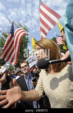 (120628) -- WASHINGTON D.C., 28. Juni 2012 (Xinhua) -- der republikanische Vertreter der USA Michele Bachmann spricht nach dem Urteil des Obersten Gerichtshofs der Vereinigten Staaten über den Affordable Healthcare Act in Washington D.C., Hauptstadt der Vereinigten Staaten, 28. Juni 2012. Der Oberste Gerichtshof der Vereinigten Staaten bestätigte den entscheidenden Teil von Präsident Barack Obamas Unterschriftenüberholung des Gesundheitswesens in einem weithin erwarteten Urteil am Donnerstag. (Xinhua/Zhang Jun) US-WASHINGTON-HEALTH CARE PUBLICATIONxNOTxINxCHN Stockfoto