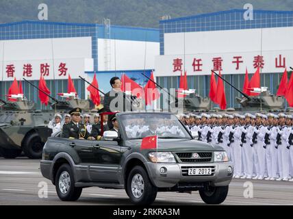 Bildnummer: 58162300 Datum: 29.06.2012 Copyright: imago/Xinhua (120629) -- HONGKONG, 29. Juni 2012 (Xinhua) -- Hu Jintao, Generalsekretär des Zentralkomitees der Kommunistischen Partei Chinas, chinesischer Präsident und Vorsitzender der Zentralen Militärkommission, Reviews the Chinese People s Liberation Army (PLA) Garrison in the Hong Kong Special Administrative Region (HKSAR), at the Shek Kong Barracks in Hong Kong, South China, 29. Juni 2012. HU ist hier, um an den Feierlichkeiten zum 15. Jahrestag der Rückkehr Hongkongs ins Mutterland und der Vereidigung der Fourt teilzunehmen Stockfoto
