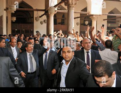 Bildnummer: 58163898  Datum: 29.06.2012  Copyright: imago/Xinhua (120629) -- CAIRO, June 29, 2012(Xinhua) -- This photo from the Egyptian Presidency shows Egypt s president-elect Mohamed Morsi (L) waves to supporters at Al-azhar Mosque in Cairo, Egypt, June 29, 2012. Egypt s president-elect Mohamed Morsi will take oath before the Supreme Constitutional Court (SCC) on Saturday, Egyptian official news agency MENA quoted Vice President of the SCC Maher Samy as saying on Thursday. (Xinhua/The Egyptian Presidency)(zyw) EGYPT-CAIRO-TAHRIR-PRAY PUBLICATIONxNOTxINxCHN People Politik premiumd xbs x0x 2 Stock Photo