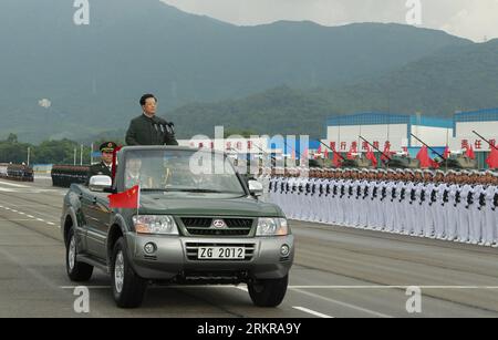 Bildnummer: 58163897 Datum: 29.06.2012 Copyright: imago/Xinhua (120629) -- HONGKONG, 29. Juni 2012 (Xinhua) -- der chinesische Präsident Hu Jintao, der auch Generalsekretär des Zentralkomitees der Kommunistischen Partei Chinas und Vorsitzender der Zentralen Militärkommission ist, inspiziert die Garnisone der chinesischen Volksbefreiungsarmee (PLA) in der Sonderverwaltungsregion Hongkong (HKSAR) in der Shek-Kong-Kaserne in Hongkong, Südchina, 29. Juni 2012. HU ist hier, um an den Feierlichkeiten zum 15. Jahrestag der Rückkehr Hongkongs ins Mutterland und der Vereidigung teilzunehmen Stockfoto
