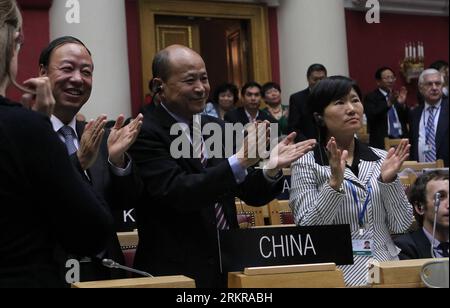 Bildnummer: 58164289  Datum: 29.06.2012  Copyright: imago/Xinhua (120629) -- SAN PETERSBURG, June 29, 2012 (Xinhua) -- Tong Mingkang (C), vice director of the Chinese State Bureau of Cultural Relics, applauds with other Chinese representatives after the site of Xanadu has been listed as UNESCO s World Heritage during the 36th session of the UNESCO World Heritage Committee in Saint Petersburg, June 29, 2012. (Xinhua/Lu Jinbo) RUSSIA-SAINT PETERSBURG-XANADU-UNESCO-WORLD HERITAGE PUBLICATIONxNOTxINxCHN People Politik xjh x0x 2012 quer      58164289 Date 29 06 2012 Copyright Imago XINHUA  San Pete Stock Photo