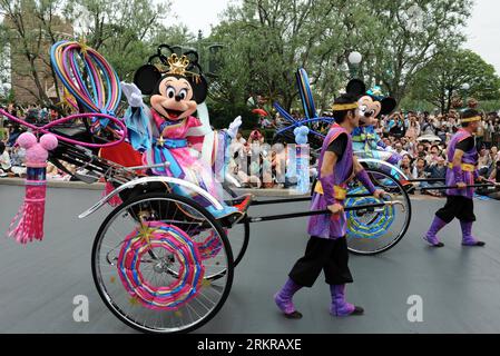 Bildnummer: 58168038  Datum: 01.07.2012  Copyright: imago/Xinhua (120701) -- TOKYO, July 1, 2012 (Xinhua) -- Disney characters Mickey (R) and Minnie Mouse, who represent Altair the Cowherd and Vega the Weaver, wave to spectators from rickshaws during a celebration marking Tanabata , or the Star Festival, at the Tokyo Disneyland in Urayasu, suburban Tokyo, on July 1, 2012. Japanese celebrate the traditional Star Festival on July 7 annually. (Xinhua/Ma Ping) (ctt) JAPAN-TOKYO-DISNEY-TANABATA STAR FESTIVAL PUBLICATIONxNOTxINxCHN Gesellschaft Disneyland Disney Land Vergnügungspark Themenpark premi Stock Photo