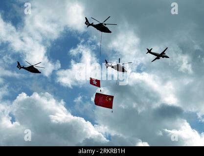 Bildnummer: 58168055  Datum: 01.07.2012  Copyright: imago/Xinhua (120701) -- HONG KONG, July 1, 2012 (Xinhua) -- Helicopters with the Chinese national flag (R) and the flag of the Hong Kong Special Administrative Region fly over the Victoria Harbour to celebrate the 15th anniversary of Hong Kong s return to the motherland in Hong Kong, south China, July 1, 2012. (Xinhua/Liu Weibing) (lfj) CHINA-HONG KONG-15TH ANNIVERSARY-CELEBRATIONS (CN) PUBLICATIONxNOTxINxCHN Gesellschaft Hongkong Jubiläum Jahrestag Rückgabe premiumd xbs x0x 2012 quer      58168055 Date 01 07 2012 Copyright Imago XINHUA  Hon Stock Photo