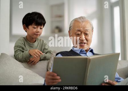 Älterer asiatischer Großvater, der eine gute Zeit mit Enkel zu Hause hat Stockfoto