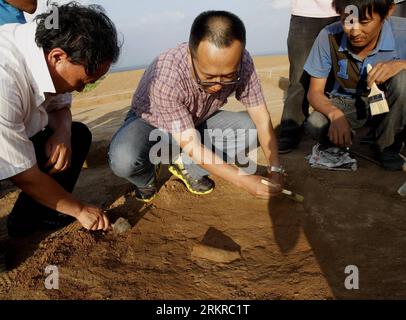 Bildnummer: 58181735  Datum: 03.07.2012  Copyright: imago/Xinhua (120704) -- AOHANQI, July 4, 2012 (Xinhua) -- Archaeologists discover relics of the terracotta portrait in the prehistoric site of Hongshan Culture in Aohanqi, north China s Inner Mongolia Autonomous Region, July 3, 2012. A 0.55-meter terracotta portrait was unearthed during a survey by archaeologists from Chinese Academy of Social Sciences and Aohanqi Museum. The portrait is expected to be the king of the late Hongshan Culture period which dates back to 3290 BC. (Xinhua/Wang Yongji) (mp) CHINA-INNER MONGOLIA-ARCHAEOLOGY-TERRACOT Stock Photo