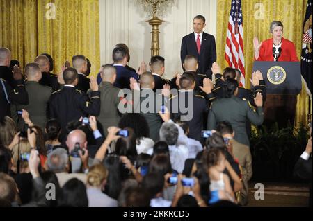 Bildnummer: 58189060 Datum: 04.07.2012 Copyright: imago/Xinhua (120704) -- WASHINGTON D.C., 4. Juli 2012 (Xinhua) -- US-Präsident Barack Obama steht neben Janet Napolitano (R), die als Secretary of Homeland Security den Staatsbürgerschaftseid während einer Einbürgerungszeremonie für Mitglieder des aktiven Dienstes im East Room des Weißen Hauses in Washington D.C., der Hauptstadt der Vereinigten Staaten, verwaltet, 4. Juli 2012, anlässlich des Amerikanischen Unabhängigkeitstages. (Xinhua/Zhang Jun) US-WASHINGTON-4. JULI-OBAMA PUBLICATIONxNOTxINxCHN People Politik Feier Unabhängigkeitstag Nationalfeiertag x0 Stockfoto