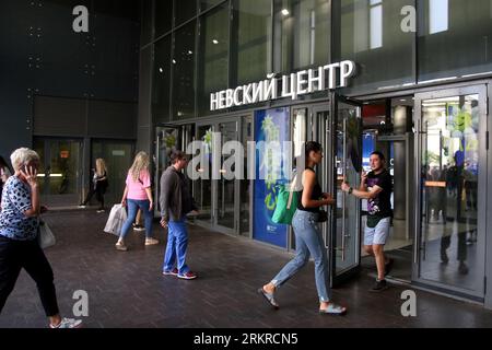 Sankt Petersburg, Russland. 25. August 2023. Die Leute betreten das Newsky Center Shopping Center, wo sich das Stockmann Kaufhaus in Sankt Petersburg befindet. (Foto: Maksim Konstantinov/SOPA Images/SIPA USA) Credit: SIPA USA/Alamy Live News Stockfoto