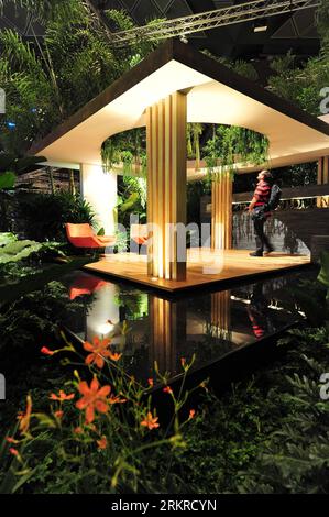 Bildnummer: 58200950  Datum: 06.07.2012  Copyright: imago/Xinhua (120706) -- SINGAPORE, July 6, 2012 (Xinhua) -- A visitor enjoys a garden set during a media preview of the Singapore Garden Festival in Singapore, July 6, 2012. The 4th Singapore Garden Festival will open to the public at Suntec Singapore International Convention & Exhibition Centre on Saturday. (Xinhua/Then Chih Wey) SINGAPORE-GARDEN FESTIVAL-PREVIEW PUBLICATIONxNOTxINxCHN Gesellschaft Gartenausstellung Ausstellung Garten Gartenbau xbs x0x 2012 hoch      58200950 Date 06 07 2012 Copyright Imago XINHUA  Singapore July 6 2012 XIN Stock Photo