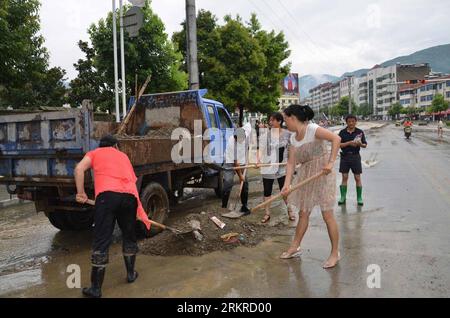 Bildnummer: 58196704 Datum: 05.07.2012 Copyright: imago/Xinhua (120706) --XIANGYANG, 6. Juli 2012 (Xinhua) -- saubere Schlamm und Rabbisch auf der Straße in der Süd-Qingxi-Straße des Baokang County, zentralchinesische Provinz Hubei, 5. Juli 2012. Sintflutartige Regenfälle trafen das Baokang County von Ende Mittwoch bis Anfang Donnerstag, überschwemmten Straßen und verursachten Staus. (Xinhua/Chen Quanlin) (MP) CHINA-HUBEI-FLOOD (CN) PUBLICATIONxNOTxINxCHN Gesellschaft xbs x2x 2012 quer o0 Unwetter, Regen, Starkregen, Hochwasser Aufräumarbeiten 58196704 Datum 05 07 2012 Copyright Imago XINHUA Xiang Yang 6. Juli 2012 XINHUA Stockfoto