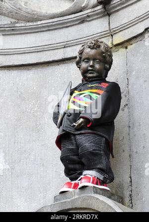 Bildnummer: 58201641  Datum: 06.07.2012  Copyright: imago/Xinhua (120706) -- BRUSSELS, July 6, 2012 (Xinhua) -- The landmark sculpture Manneken Pis is dressed in Chinese traditional clothes to celebrate the 15th birthday of the Hong Kong Special Administrative Region (HKSAR) in Brussels, capital of Belgium, on July 6, 2012. (Xinhua/Ye Pingfan) (msq) BELGIUM-CHINA-HONG KONG-CELEBRATION PUBLICATIONxNOTxINxCHN Politik 15 Jahrestag Hongkong Jubiläum Gesellschaft Rückgabe x0x xub 2012 hoch kurios Komik      58201641 Date 06 07 2012 Copyright Imago XINHUA  Brussels July 6 2012 XINHUA The Landmark Sc Stock Photo