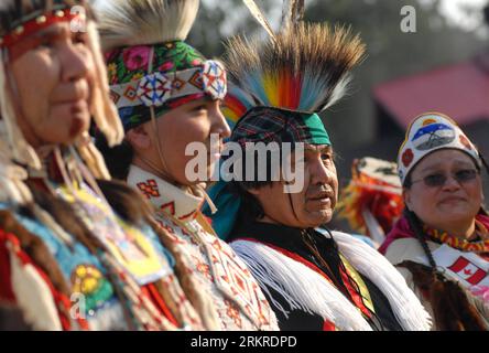 Bildnummer: 58207053  Datum: 07.07.2012  Copyright: imago/Xinhua (120708) -- WEST VANCOUVER, July 8, 2012 (Xinhua) -- Native Indians participate in the Day 2 of 25th annual Squamish Nation Pow Wow in West Vancouver, British Columbia, Canada, July 7, 2012. A modern Pow Wow is a historically traditional event where Native American compete in dancing and singing, and non-Native American meet to honor American Indian culture. (Xinhua/Sergei Bachlakov) (dzl) CANADA-WEST VANCOUVER-SQUAMISH NATION POW WOW-NATIVE INDIANS PUBLICATIONxNOTxINxCHN Gesellschaft Tradition Folklore Powwow Indianer Ureinwohne Stock Photo