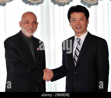 Bildnummer: 58207060  Datum: 08.07.2012  Copyright: imago/Xinhua (120708) -- TOKYO, July 8, 2012 (Xinhua) -- Japanese Foreign Minister Koichiro Genba (R) shakes hands with Afghan President Hamid Karzai in Tokyo, Japan, July 8, 2012. Delegates from some 80 countries and international organizations are gathering in Tokyo on Sunday to thresh out a new development aid for Afghanistan. (Xinhua) (zcc) JAPAN-TOKYO-AFGHANISTAN-MEETING PUBLICATIONxNOTxINxCHN People Politik xjh x0x premiumd 2012 quadrat      58207060 Date 08 07 2012 Copyright Imago XINHUA  Tokyo July 8 2012 XINHUA Japanese Foreign Minis Stockfoto
