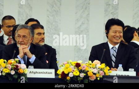Bildnummer: 58207709 Datum: 08.07.2012 Copyright: imago/Xinhua (120708) -- TOKIO, 8. Juli 2012 (Xinhua) -- der afghanische Außenminister Zalmai Rassoul (L, Front) und der japanische Außenminister Koichiro Gemba (R, Front) nehmen am 8. Juli 2012 an der Tokioter Afghanistan-Konferenz in Tokio, der Hauptstadt Japans, Teil. Die Geber haben bis 2015 mehr als 16 Milliarden US-Dollar an Entwicklungshilfe für Afghanistan auf einer Konferenz zugesagt, an der Delegierte aus rund 80 Ländern und internationalen Organisationen hier am Sonntag teilnahmen. (Xinhua/Ma Ping) (msq) JAPAN-TOKIO-AFGHANISTAN-AID-KONFERENZ PUBLICATIONxNOTxINxCHN People P Stockfoto