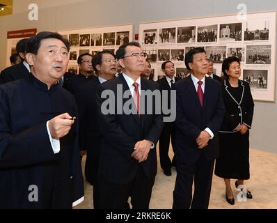 Bildnummer: 58213202 Datum: 09.07.2012 Copyright: imago/Xinhua (120709) -- PEKING, 9. Juli 2012 (Xinhua) -- Li Changchun (2. L, Front), Mitglied des Ständigen Komitees des Politischen Büros des Zentralkomitees der Kommunistischen Partei Chinas (KPCh), sieht sich eine Ausstellung vor der 100-jährigen Feier des chinesischen Nationalmuseums in Peking, der Hauptstadt Chinas, am 9. Juli 2012 an. Li nahm am Montag an der Hundertjahrfeier des Nationalmuseums in Peking Teil und verlieh vier Experten des Kulturerbes Auszeichnungen für ihre herausragenden Leistungen und Beiträge in der akademischen Forschung. (Xinhua Stockfoto