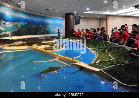 Bildnummer: 58213785  Datum: 08.07.2012  Copyright: imago/Xinhua (120709) -- YICHANG, July 9, 2012 (Xinhua) --Tourists see a panoramic model of the Three Gorges Project in Yichang, central China s Hubei Province, July 8, 2012. The scenic spot of the Three Gorges Dam entered the peak season for summer tourism in July, which attracts over 10,000 visitors a day. Tourism revenue has soared in recent years and the scenic spot recorded more than 1.7 million domestic and overseas visitors last year. (Xinhua/Chen Haining) (gjh) CHINA-HUBEI-YICHANG-THREE GORGES-TOURISM (CN) PUBLICATIONxNOTxINxCHN Gesel Stock Photo