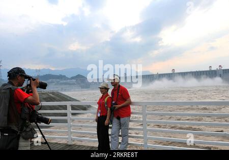 Bildnummer: 58213786  Datum: 08.07.2012  Copyright: imago/Xinhua (120709) -- YICHANG, July 9, 2012 (Xinhua) --Tourists take photos in the scenic spot of the Three Gorges Dam in Yichang, central China s Hubei Province, July 8, 2012. The scenic spot of the Three Gorges Dam entered the peak season for summer tourism in July, which attracts over 10,000 visitors a day. Tourism revenue has soared in recent years and the scenic spot recorded more than 1.7 million domestic and overseas visitors last year. (Xinhua/Chen Haining) (gjh) CHINA-HUBEI-YICHANG-THREE GORGES-TOURISM (CN) PUBLICATIONxNOTxINxCHN Stock Photo