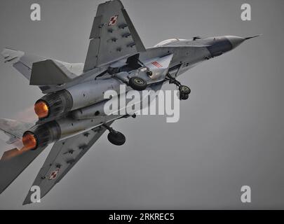 Bildnummer: 58214793  Datum: 09.07.2012  Copyright: imago/Xinhua (120709) -- FAIRFORD, July 9, 2012 (Xinhua) -- A MiG-29A Fulcrum performs during the Royal International Air Tattoo (RIAT) at RAF Fairford, Gloucestershire, Britain, July 8, 2012. (Xinhua/Xu Xiaodan) BRITAIN-FAIRFORD-ROYAL INTERNATIONAL AIR TATTOO PUBLICATIONxNOTxINxCHN Gesellschaft Militär Luftwaffe Air Force Flugschau Flugzeug Luftfahrtmesse Messe xjh x0x premiumd 2012 quer Highlight      58214793 Date 09 07 2012 Copyright Imago XINHUA  Fairford July 9 2012 XINHUA a Mig  Fulcrum performs during The Royal International Air Tatto Stockfoto